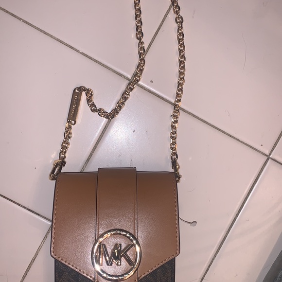 MICHAEL KORS Signature crossbody In reverse rectangle. GOLD CHAIN STRAP - Picture 8 of 16
